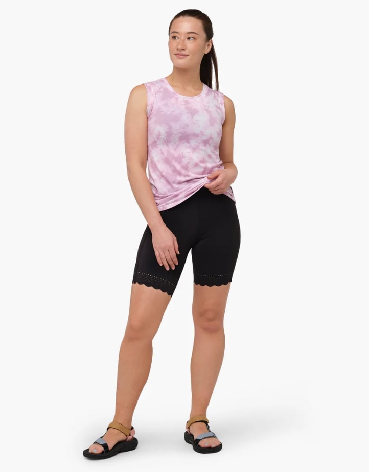 woman wearing sleeveless tank top and black biker shorts