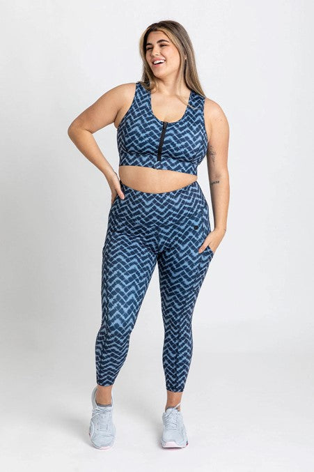 plus size model wearing plus size activewear leggings